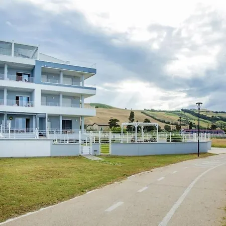 Casa Per Vacanze In Riva Al Mare شقة *